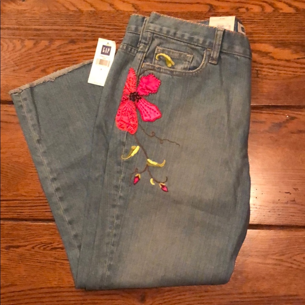*NWT* Gap Embroidered Crop Stretch Jeans